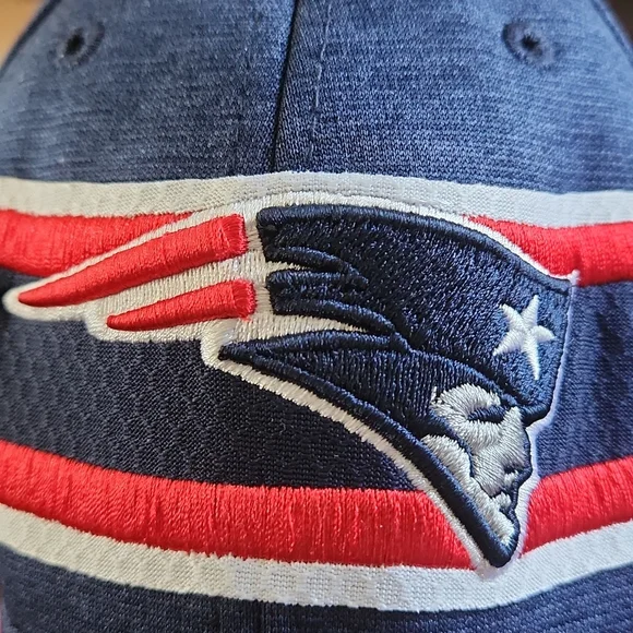 New Era, Sz Med/ Large, Patriots Hat w Red & White Stripes - Picture 7 of 8